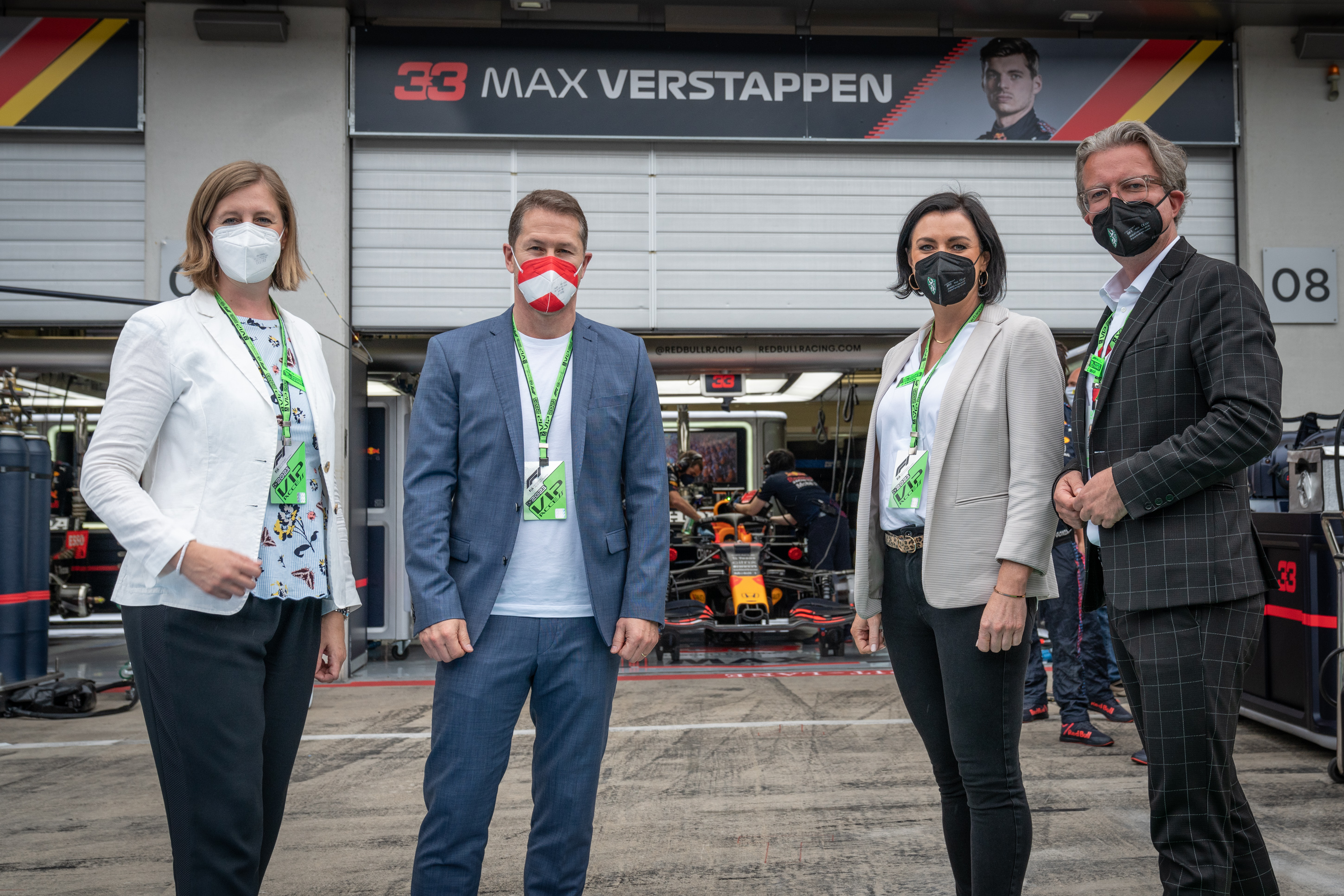 LR Eibinger-Miedl, ÖFB-Teamchef Franco Foda, BM Köstinger und LR Drexler vor der Red Bull-Box © steiermark.at/Streibl LR Eibinger-Miedl, ÖFB-Teamchef Franco Foda, BM Köstinger und LR Drexler vor der Red Bull-Box © steiermark.at/Streibl