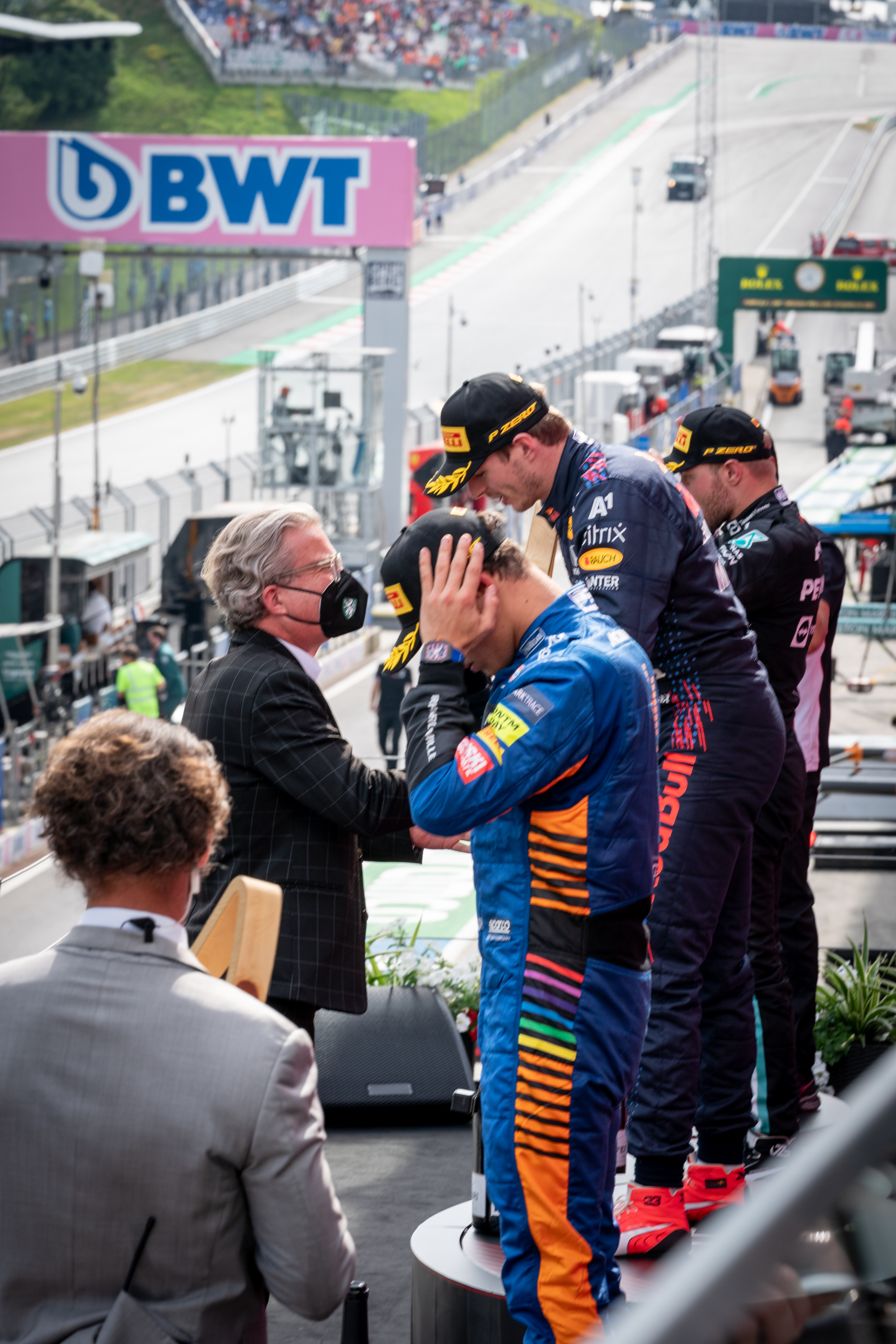 LR Drexler bei der Pokalübergabe an Max Verstappen