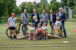 Gemeinsam für mehr Sport- und Bewegungseinheiten für steirische Kinder und Jugendliche: Sportfachverbände-Vertreter Wolfgang Bartosch (Präsident des Steirischen Fußballverbandes), Sportlandesrat Christopher Drexler, Klubobmann Hannes Schwarz, SPORTUNION Steiermark Präsident Stefan Herker und ASKÖ Steiermark Präsident Gerhard Widmann (v.l.). © Fotos: Land Steiermark/Streibl; Nutzung bei Quellenangabe honorarfrei Gemeinsam für mehr Sport- und Bewegungseinheiten für steirische Kinder und Jugendliche: Sportfachverbände-Vertreter Wolfgang Bartosch (Präsident des Steirischen Fußballverbandes), Sportlandesrat Christopher Drexler, Klubobmann Hannes Schwarz, SPORTUNION Steiermark Präsident Stefan Herker und ASKÖ Steiermark Präsident Gerhard Widmann (v.l.).