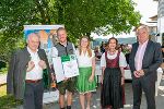 LH-Stv. Anton Lang (re.) und LR. Johann Seitinger (li.) überreichten gemeinsam mit Barbara Fiala-Köck (2.v.r.) an Valentin Haberl und seine Freundin die Auszeichnung. © Foto: Land Steiermark/FotoFrankl; bei Quellenangabe honorarfrei LH-Stv. Anton Lang (re.) und LR. Johann Seitinger (li.) überreichten gemeinsam mit Barbara Fiala-Köck (2.v.r.) an Valentin Haberl und seine Freundin die Auszeichnung. © Foto: Land Steiermark/FotoFrankl; bei Quellenangabe honorarfrei
