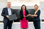 Landeshauptmann-Stellvertreter Anton Lang, Bildungsdirektorin Elisabeth Meixner und Bildungslandesrätin Juliane Bogner-Strauß (v.l.) setzen auf Investitionen in die digitale Infrastruktur im Bildungsbereich. © Land Steiermark/Jesse Streibl; bei Quellenangabe honorarfrei Landeshauptmann-Stellvertreter Anton Lang, Bildungsdirektorin Elisabeth Meixner und Bildungslandesrätin Juliane Bogner-Strauß (v.l.) setzen auf Investitionen in die digitale Infrastruktur im Bildungsbereich.