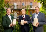 Obmann Paul Lang (pro Holz Steiermark), Landesrat Hans Seitinger und Geschäftsführer Wolfram Sacherer (Wohnbaugruppe Ennstal