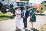 Bundesministerin Elisabeth Köstinger, sbidi-Geschäftsführer Herbert Jöbstl und Landesrätin Barbara Eibinger-Miedl freuen sich über den Startschuss für den Breitbandausbau in St. Marein bei Graz.