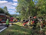 Auf der Gleichenbergerstraße in der Gemeinde Riegersburg kam es heute Vormittag zu einem Unfall mit einem Mobilbagger. © Foto: Feuerwehr Schützing/Knaus; bei Quellenangabe honorarfrei Auf der Gleichenbergerstraße in der Gemeinde Riegersburg kam es heute Vormittag zu einem Unfall mit einem Mobilbagger.