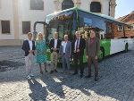 LAbg. Lukas Schnitzer, Amela Hirzberger, Bgm. Marcus Martschitsch, Peter Gspaltl (Verbundlinie), LH-Stv. Anton Lang und Bernhard Breid (Verkehrsabteilung, v.l.). © Land Steiermark LAbg. Lukas Schnitzer, Amela Hirzberger, Bgm. Marcus Martschitsch, Peter Gspaltl (Verbundlinie), LH-Stv. Anton Lang und Bernhard Breid (Verkehrsabteilung, v.l.).