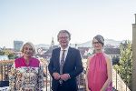 Kulturlandesrat Christopher Drexler mit der Intendantin des steirischen herbst Ekaterina Degot (l.) und ihrer Stellvertreterin Henriette Gallus (r.) beim Empfang.