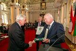 Landeshauptmann Hermann Schützenhöfer überreichte Ministerpräsident Volker Bouffier das Große Goldene Ehrenzeichen des Landes Steiermark mit dem Stern.