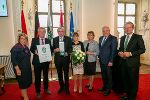 Feierliche Überreichung: LH a.D. Waltraud Klasnic, LH-Stv. Anton Lang, MP Volker Bouffier mit Gattin Ursula, Marianne Schützenhöfer, LH Hermann Schützenhöfer und LR Christopher Drexler (v.l.) bei der feierlichen Überreichung der hohen Auszeichnung.