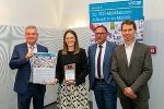 Auszeichnung für das GUST-mobil: LH-Stv. Anton Lang, Anna Reichenberger, ÖBB-Regionalmanager Peter Wallis und VCÖ-Sprecher Christian Gratzer (v.l.). Auszeichnung für das GUST-mobil: LH-Stv. Anton Lang, Anna Reichenberger, ÖBB-Regionalmanager Peter Wallis und VCÖ-Sprecher Christian Gratzer (v.l.).
