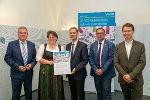 Auszeichnung für das Sammeltaxi Oststeiermark (SAM): LH-Stv. Anton Lang, LAbg. Silvia Karelly, LAbg. Wolfgang Dolesch, ÖBB Regionalmanager Peter Wallis und VCÖ-Sprecher Christian Grazer (v.l.) Auszeichnung für das Sammeltaxi Oststeiermark (SAM): LH-Stv. Anton Lang, LAbg. Silvia Karelly, LAbg. Wolfgang Dolesch, ÖBB Regionalmanager Peter Wallis und VCÖ-Sprecher Christian Grazer (v.l.)
