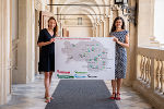 Die beiden Landesrätinnen Juliane Bogner-Strauß und Doris Kampus präsentierten im Sommer den Ausbau der Pflegedrehscheiben und Sozialberatungsstellen. © Land Steiermark/Streibl; Nutzung bei Quellenangabe honorarfrei Die beiden Landesrätinnen Juliane Bogner-Strauß und Doris Kampus präsentierten im Sommer den Ausbau der Pflegedrehscheiben und Sozialberatungsstellen.