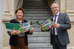 LR Ursula Lackner und LR Johann Seitinger präsentieren das neue Buch über die invasiven Tier- und Pflanzenarten in der Steiermark.