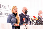 LR Juliane Bogner-Strauß, LH Hermann Schützenhöfer und LH-Stv. Anton Lang (v.l.) bei der Präsentation im Regierungssitzungszimmer der Grazer Burg.