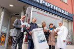 SPAR Steiermark-Geschäftsführer Christoph Holzer, Procomcure Biotech GmbH-Geschäftsführer Franz Öller, Landesrätin Juliane Bogner-Strauß, Landesrätin Ursula Lackner und der steirische Apothekerkammer-Präsident Gerhard Kobinger (v.l.) vor der Franziskus-Apotheke in Graz. SPAR Steiermark-Geschäftsführer Christoph Holzer, Procomcure Biotech GmbH-Geschäftsführer Franz Öller, Landesrätin Juliane Bogner-Strauß, Landesrätin Ursula Lackner und der steirische Apothekerkammer-Präsident Gerhard Kobinger (v.l.) vor der Franziskus-Apotheke in Graz.