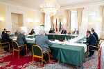 Im Weißen Saal in der Grazer Burg trafen sich politische Vertreterinnen und Vertreter sowie die Sozialpartner zur Diskussion.