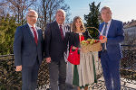 Apfelprinzessin Judith I. überreichte an LR Johann Seitinger, LH Hermann Schützenhöfer und LH-Stv. Anton Lang einen Korb mit frischen Äpfeln (v.l.)