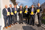 Wolfgang Wlattnig (Leiter der Abteilung 7 Gemeinden, Wahlen und ländlicher Wegebau), Erwin Dirnberger (Präsident des Gemeindebundes), LH Hermann Schützenhöfer, LH-Stv. Anton Lang und Kurt Wallner (Vorsitzender des Städtebundes) mit den beiden Kodex-Mitwirkenden. © Land Steiermark/Streibl; Nutzung bei Quellenangabe honorarfrei Wolfgang Wlattnig (Leiter der Abteilung 7 Gemeinden, Wahlen und ländlicher Wegebau), Erwin Dirnberger (Präsident des Gemeindebundes), LH Hermann Schützenhöfer, LH-Stv. Anton Lang und Kurt Wallner (Vorsitzender des Städtebundes) mit den beiden Kodex-Mitwirkenden.