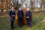 Kulturlandesrat Christopher Drexler, Künstler Werner Reiterer und Bürgermeister Helmut Leitenberger (v.l.) bei der Präsentation des Denkmals.