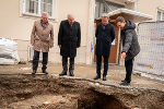 Grabungsleiter Marko Mele (r.) präsentierte die Ergebnisse der archäologischen Grabungen den Regierungsmitgliedern LH-Stv. Anton Lang, LH Hermann Schützenhöfer und LR Christopher Drexler (v.l.).