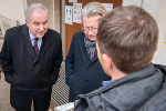 LH Hermann Schützenhöfer und LR Christopher Drexler mit Grabungsleiter Marko Mele (v.l.). © Bild: Land Steiermark/Jesse Streibl LH Hermann Schützenhöfer und LR Christopher Drexler mit Grabungsleiter Marko Mele (v.l.).