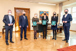 LH Hermann Schützenhöfer, LH-Stv. Anton Lang und LR Christopher Drexler überreichten den neuen Bezirkshauptfrauen Elke Schunter-Angerer, Doris Bund und Nina Pölzl die offiziellen Bestellungsdekrete. © Fotos: Land Steiermark/Streibl; Nutzung bei Quellenangabe honorarfrei LH Hermann Schützenhöfer, LH-Stv. Anton Lang und LR Christopher Drexler überreichten den neuen Bezirkshauptfrauen Elke Schunter-Angerer, Doris Bund und Nina Pölzl die offiziellen Bestellungsdekrete.