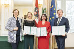 v.l.: Wissenschafts- und Forschungslandesrätin Barbara Eibinger-Miedl (l.) mit den Preisträgerinnen und Preisträgern der Forschungspreise des Landes Steiermark 2021 – Michael Steiner (r.), Gabriele Berg (2.v.r.) und Julia Danzer (2.v.l.). Nicht am Foto: Norbert Paulo. © Foto Fischer