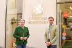 Kulturlandesrat Christopher Drexler gratuliert Simon Koiner zur neuen Funktion als Vorsitzender des „Kuratorium Österreichisches Heimatwerk“.