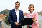 Wirtschaftslandesrätin Barbara Eibinger-Miedl und DIH-Süd-Geschäftsführer Stefan Schafranek freuen sich über das erfolgreiche erste Jahr des Digitalisierungsnetzwerkes für KMU. © Land Steiermark 
