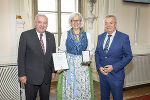 LH Hermann Schützenhöfer überreichte gemeinsam mit LH-Stv. Anton Lang an Hedwig Eder das Große Ehrenzeichen des Landes Steiermark © Foto: Foto Fischer; bei Quellenangabe honorarfrei