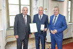 LH Hermann Schützenhöfer überreichte gemeinsam mit LH-Stv. Anton Lang an Ferdinand Roth das Große Ehrenzeichen des Landes Steiermark © Foto: Foto Fischer; bei Quellenangabe honorarfrei LH Hermann Schützenhöfer überreichte gemeinsam mit LH-Stv. Anton Lang an Ferdinand Roth das Große Ehrenzeichen des Landes Steiermark