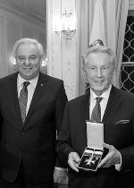Archivbild: 2017 wurde Günther Ziesel von LH Hermann Schützenhöfer mit dem Großen Goldenen Ehrenzeichen des Landes Steiermark ausgezeichnet, nun folgte das Große Goldene Ehrenzeichen des Landes Steiermark mit dem Stern. © Land Steiermark/Robert Frankl; bei Quellenangabe honorarfrei