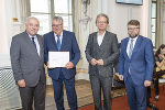 LH Hermann Schützenhöfer überreichte an Karl Pfeiler im Beisein von LR Christopher Drexler und KO Johannes Schwarz die Urkunde zur Führung des Professortitels © Foto: Foto Fischer; bei Quellenangabe honorarfrei LH Hermann Schützenhöfer überreichte an Karl Pfeiler im Beisein von LR Christopher Drexler und KO Johannes Schwarz die Urkunde zur Führung des Professortitels