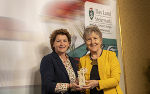 Naturschutzlandesrätin Ursula Lackner und Stifterin Marianne Graf (v.l.) bei der Silberdistel-Gala in Graz. © Bild: Land Steiermark/Lunghammer; Verwendung bei Quellenangabe honorarfrei