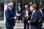 Minister Schmidt und LR Drexler im Gespräch mit IV-Präsident Georg Knill bei der Betriebsbesichtigung bei Rosendahl Nextrom (Knill Gruppe) in Pischelsdorf. © Land Steiermark; Verwendung bei Quellenangabe honorarfrei Minister Schmidt und LR Drexler im Gespräch mit IV-Präsident Georg Knill bei der Betriebsbesichtigung bei Rosendahl Nextrom (Knill Gruppe) in Pischelsdorf.