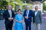 von links: LR Christopher Drexler, UMJ-GF Alexia Getzinger, Minister Thomas Schmidt und UMJ-GF Wolfgang Muchitsch vor dem Kunsthaus in Graz.