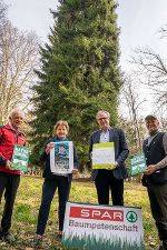 Patenschafts-Urkunde für Spar-Geschäftsführer Christoph Holzer: Fritz Stockreiter (Berg- und Naturwacht), Landesrätin Ursula Lackner und Markus Ehrenpaar (GF Naturschutzbund Steiermark). © Land Stmk/Samec Patenschafts-Urkunde für Spar-Geschäftsführer Christoph Holzer: Fritz Stockreiter (Berg- und Naturwacht), Landesrätin Ursula Lackner und Markus Ehrenpaar (GF Naturschutzbund Steiermark).