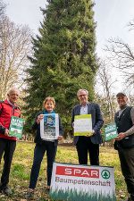 Patenschafts-Urkunde für Spar-Geschäftsführer Christoph Holzer: Fritz Stockreiter (Berg- und Naturwacht), Landesrätin Ursula Lackner und Markus Ehrenpaar (GF Naturschutzbund Steiermark).