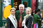 Landeshauptmann Hermann Schützenhöfer mit Narzissenkönigin Lisa Weinhandl (l.) und Prinzessin Katharina Thomanek (r.). © Stefanie Sima, Narzissenfestverein