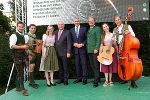 Landeshauptmann Hermann Schützenhöfer, Bundeskanzler Karl Nehammer und Landesrat Christopher Drexler mit den Musikerinnen und Musikern von "Margrets Musi".