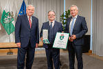 LH Hermann Schützenhöfer (l.) und LH-Stv. Anton Lang (r.) überreichten Bischof Michael Chalupka das Große Goldene Ehrenzeichen des Landes Steiermark mit dem Stern.