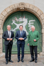 LR Christopher Drexler, Minister Norbert Totschnig und LH Hermann Schützenhöfer (v.l.) im Landhaushof in Graz.