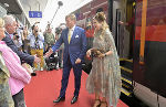 LH Hermann Schützenhöfer und Gattin Marianne empfangen das königliche Paar auf dem Grazer Hauptbahnhof.
