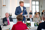 König Willem-Alexander bei seinen launigen Grußworten in der Aula der Alten Universität in Graz.