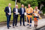 Dermatologe und SkinScreener-Mitbegründer Michael Tripolt, LH-Stv. Anton Lang, LR Christopher Drexler mit Mitarbeitern des Straßenerhaltungsdienstes (v.l.) © Foto: Land Steiermark; bei Quellenangabe honorarfrei Dermatologe und SkinScreener-Mitbegründer Michael Tripolt, LH-Stv. Anton Lang, LR Christopher Drexler mit Mitarbeitern des Straßenerhaltungsdienstes (v.l.)