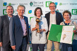 Goldenes Ticket Gewinner in der Rubrik Kommunen: Adolf Kohlbacher (VzBgm. Raaba-Grambach), Werner Kirchsteiger (Bgm. Hausmannstätten), Claudia Rauner (KEM GU-Süd), Jakob Frey (Bgm. Hart bei Graz), LR Ursula Lackner (v.l.) © Foto: Johannes Gellner, bei Quellenangabe honorafrfrei Goldenes Ticket Gewinner in der Rubrik Kommunen: Adolf Kohlbacher (VzBgm. Raaba-Grambach), Werner Kirchsteiger (Bgm. Hausmannstätten), Claudia Rauner (KEM GU-Süd), Jakob Frey (Bgm. Hart bei Graz), LR Ursula Lackner (v.l.)