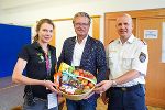 Bezirkshauptfrau Nina Pölzl, Landeshauptmann Christopher Drexler und Bezirkspolizeikommandant Günther Perger (v.l.) am Fliegerhorst Hinterstoisser. © Land Steiermark; Verwendung bei Quellenangabe honorarfrei Bezirkshauptfrau Nina Pölzl, Landeshauptmann Christopher Drexler und Bezirkspolizeikommandant Günther Perger (v.l.) am Fliegerhorst Hinterstoisser.