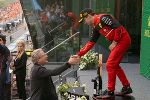 LH Christopher Drexler gratuliert dem Renn-Sieger Charles Leclerc
