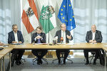 KAGes-Vorstandsvorsitzender Gerhard Stark, Klubobmann Hannes Schwarz, LH Christopher Drexler und Klaus Pessenbacher (Koordinator Notfall- und Katastrophenmedizin) (v.l.) bei der Pressekonferenz nach dem Expertengespräch. © Land Steiermark/Foto Fischer; Verwendung bei Quellenangabe honorarfrei