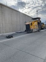 Eine deutsche Spezialfirma behandelt die Betonfahrbahn im sogenannten Grinding-Verfahren.  © A16