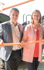 Gerhard Hartinger (Bürgermeister St. Nikolai im Sausal) und Wirtschaftslandesrätin Barbara Eibinger-Miedl © Land Steiermark/Streibl Gerhard Hartinger (Bürgermeister St. Nikolai im Sausal) und Wirtschaftslandesrätin Barbara Eibinger-Miedl